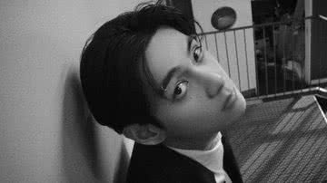 V em concept photo para o single 'FRI(END)S' - Divulgação/BigHit Music