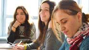 Imagem ilustrativa de mulheres fazendo trabalho em grupo - Pixabay